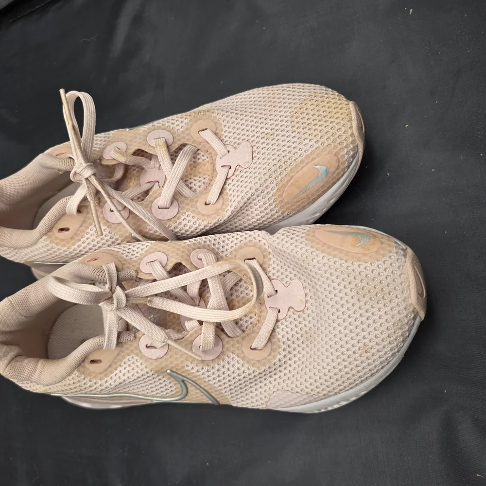 Nike Cream and White Athletic Shoes with Streamlined Design‎